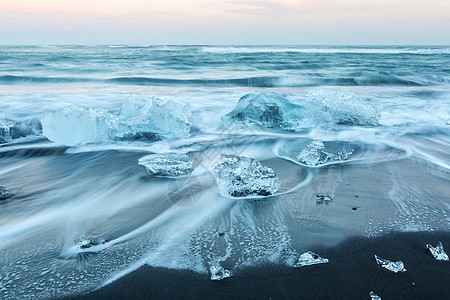 冰岛日落的冰山海滩图片