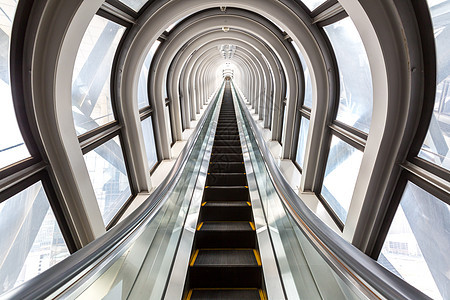 透视扶梯楼梯内当代蓝色璃商业中心,成功职业提升的背景图片