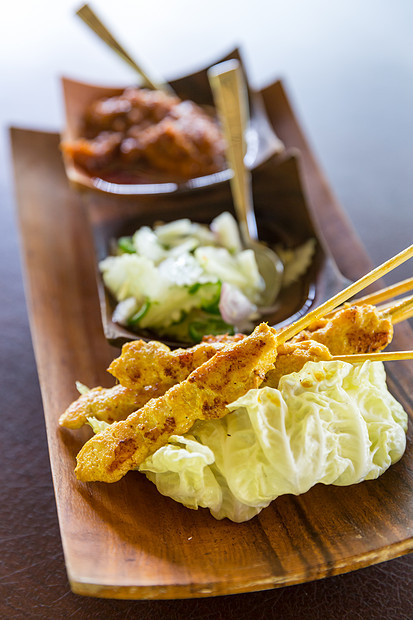 美味的亚洲菜鸡肉沙爹咖喱图片