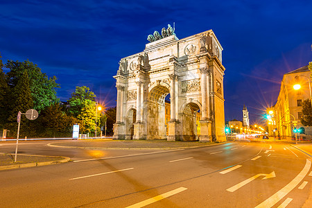 黄昏时分,锡斯特尔慕尼黑的胜利拱门,车辆绕着拱门行驶图片