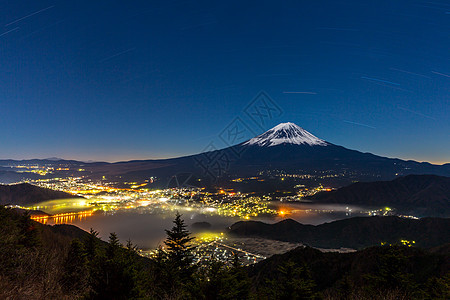 富士山与Kawaguchiko湖夜间图片