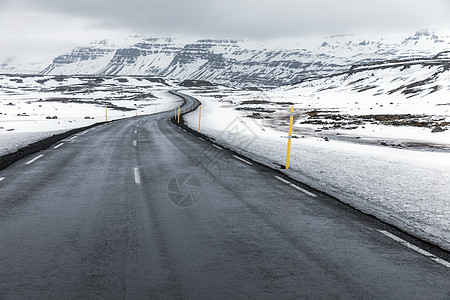 道路散落出冰岛冬季景观雪山图片