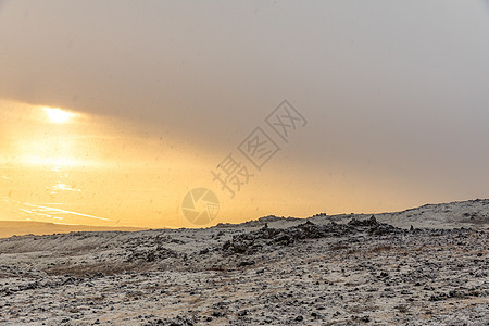 雪冬山脉与阳光雷克雅未克冰岛图片