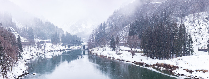 火车冬季景观雪桥全景高清图片