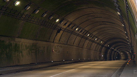 两车道公路隧道路图片