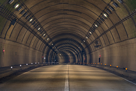 两车道公路隧道路图片