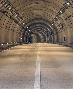 两车道公路隧道路图片