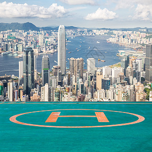 香港天际线维多利亚峰与直升机停机坪图片