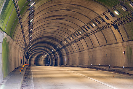 两车道公路隧道路背景图片