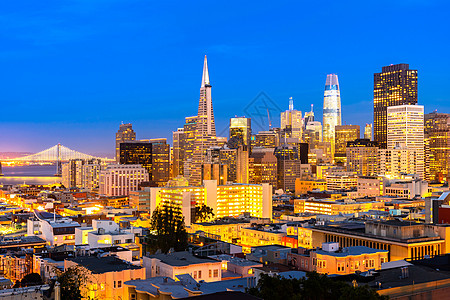 旧金山鸟瞰图旧金山市中心天际线日落时美国加利福尼亚州旧金山的InaCoolbrithPark山鸟瞰图片