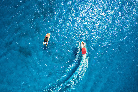 波罗的海岛屿海上摩托艇明亮的白天,人们透明的蓝色水中漂浮的船的鸟瞰夏天的海景无人机的顶部视图海景与游艇海湾图片