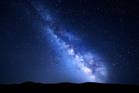 mbe星座银河系夜晚五颜六色的星星景观夏天小山的星空星系山上的背景