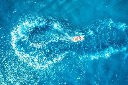 欧洲海上的快艇日出时人们透明的蓝色水中漂浮的船的鸟瞰图夏天的风景无人机的顶部视图海景与游艇海湾运动图片