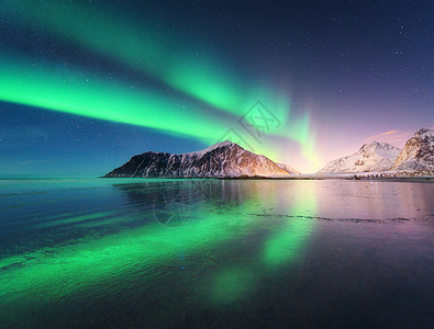 挪威洛福滕岛的北极光绿色北极光极地灯光的星空夜间冬季景观与极光,海洋与天空反射,岩石,海滩雪山旅行图片