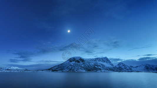 雪覆盖着蓝天,冬天挪威洛福滕岛的云层月亮北极景观海洋,雪岩,月光,倒影水中美丽的峡湾图片