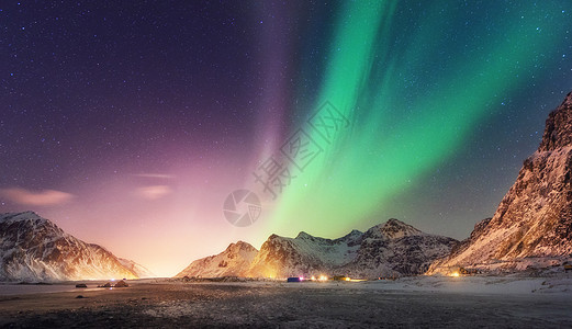 雪山上绿色紫色的北极光挪威洛福滕岛的北极光极地灯光的星空夜间冬季景观与极光,高岩石,海滩旅行自然图片