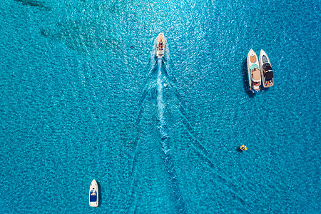 西牙巴利阿里奇群岛海上游艇阳光明媚的日子里,透明的碧水中俯瞰豪华浮船夏天的风景无人机的顶部视图海景与摩托艇背景图片