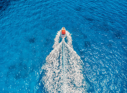 波罗的海岛屿海上摩托艇阳光明媚的日子里,人们透明的蓝色水中漂浮的船的鸟瞰夏天的风景无人机的顶部视图海景与游艇背景图片