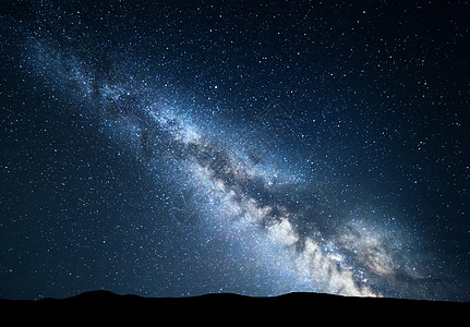 美丽星空惊人的充满活力的银河山上夜晚五彩缤纷的风景夏天小山的星空美丽的宇宙带星系的背景旅行背景背景