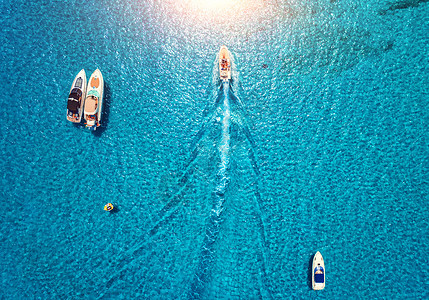 西牙巴利阿里奇群岛海上游艇日落时透明的蓝色水中俯瞰豪华浮船夏天的风景无人机的顶部视图海景与摩托艇海湾旅图片
