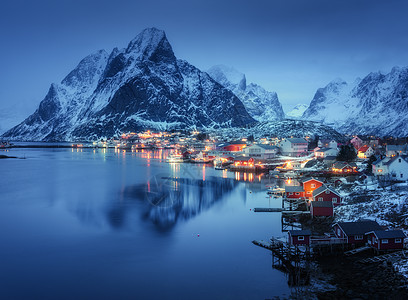 美丽的雷恩晚上,洛芬岛,挪威冬天的风景房子,村庄,照明,雪山雾,大海,蓝色多云的天空黄昏反射水中挪威罗布尔图片