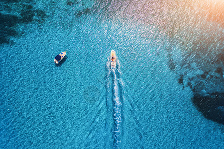 西牙巴利阿里奇群岛日落时海上的游艇透明蓝色水中豪华浮船的鸟瞰图夏天的风景无人机的顶部视图海景与摩托艇海湾图片