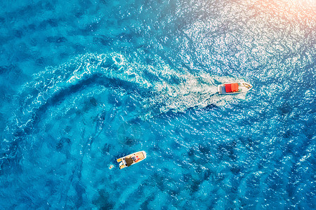 日落时巴利阿里群岛的海上摩托艇空中观看漂浮的船只,人们透明的蓝色水中夏天的风景无人机的顶部视图海景与游艇海背景图片