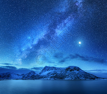 雪上明亮的银河覆盖着挪威冬天的山脉大海风景雪岩,星空,倒影水中,峡湾洛芬岛美丽的银河图片