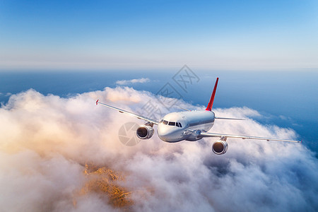海拔高度日落时乘飞机飞越云层风景与大白飞机,低云,大海,蓝天晚上飞机正降落出差商业飞机旅行空中视野背景