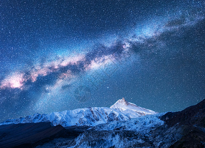 雪山上方的银河美妙的景色与雪覆盖的岩石星空尼泊尔夜间山脉天空中喜马拉雅山的星星明亮的银河景观星系背景图片