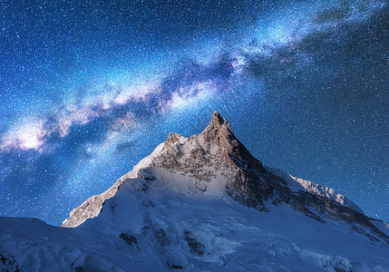 雪山上方的银河美妙的景色与雪覆盖的岩石星空尼泊尔夜间山脉天空中喜马拉雅山的星星明亮的银河景观星系图片