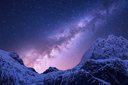 雪山上方的银河美妙的景色与雪覆盖的岩石星空尼泊尔夜间山脉天空中喜马拉雅山的星星紫色银河的景观星系图片