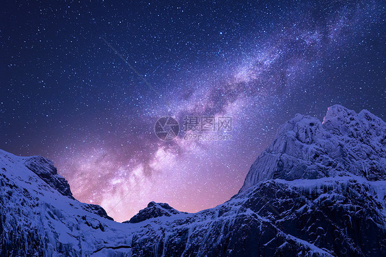 雪山上方的银河美妙的景色与雪覆盖的岩石星空尼泊尔夜间山脉天空中喜马拉雅山的星星紫色银河的景观星系图片