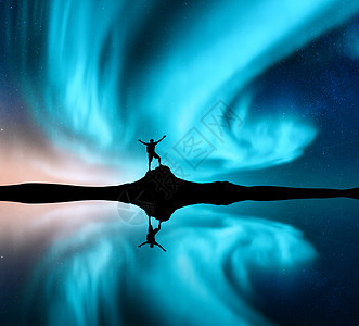 北极光轮廓站立的人举手臂石头上挪威夜间景观与北极光,快乐的人,海洋,倒影水,星空,极地灯光极光图片