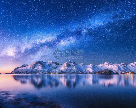 雪上明亮的银河覆盖着挪威冬天的山脉大海风景雪岩,星空,倒影水中,峡湾洛芬岛美丽的银河图片