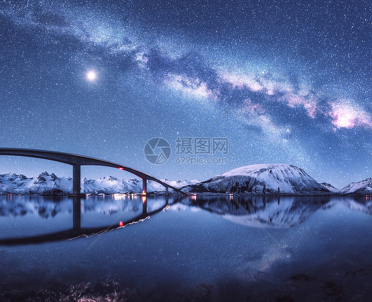 桥星空与银河雪覆盖的山脉反射水中夜间景观与道路,雪岩,天空与月亮,银河,星星,海洋挪威洛福滕岛的冬天图片