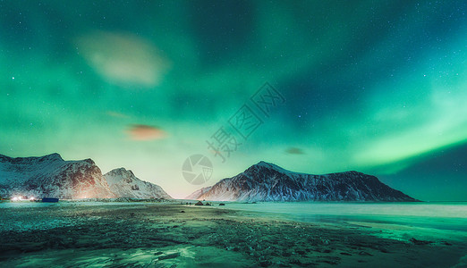 挪威洛福腾群岛岩石上方的北极光北极光星空与极地的灯光云彩夜间冬季景观与极光,海洋,海滩雪山旅行图片