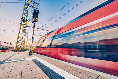 日落时火车站上运动的高速列车红色模糊了欧洲铁路站台上的现代城际列车客运铁路运输晚上的铁路旅行图片