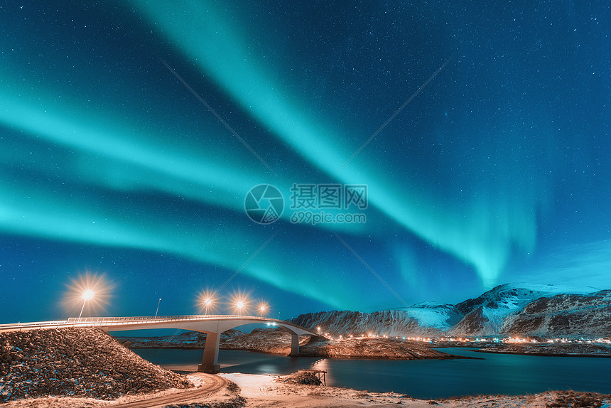 挪威洛福滕岛的桥上照明的北极光北极光极地灯光的星空夜间冬季景观与极光,道路,村庄雪山旅行图片