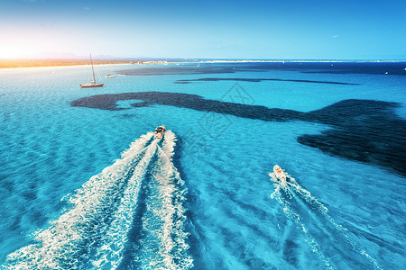 西牙马略卡岛海滨的快艇日落时透明的蓝色海上漂浮的船的鸟瞰图暑假旅行的风景海景与游艇海湾运动欧洲旅图片