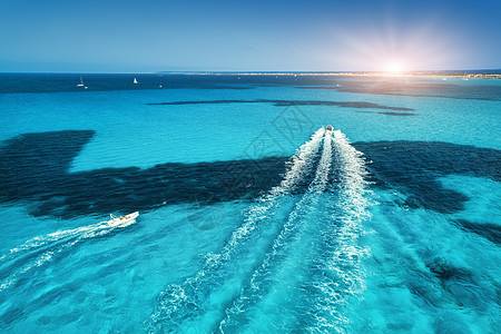 西牙马略卡岛海滨的快艇日落时透明的蓝色海上漂浮的船的鸟瞰图暑假旅行的风景海景与游艇海湾运动欧洲旅背景图片