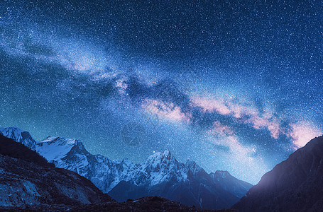 银河山脉尼泊尔夜晚山星空的奇妙景色山谷天空星星美丽的喜马拉雅山明亮的银河夜景星系图片