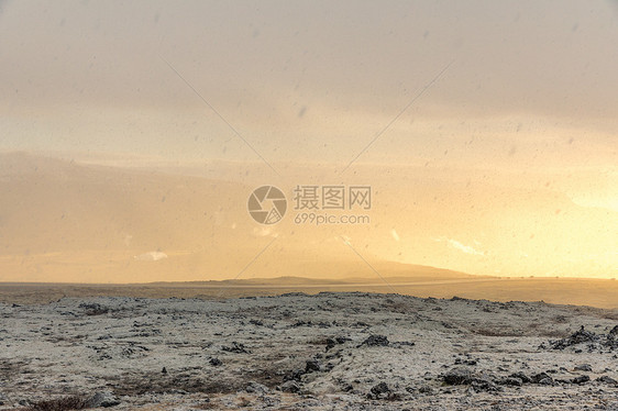 雪冬山脉与阳光雷克雅未克冰岛图片