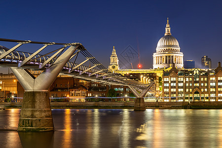 伦敦千禧桥夜景保罗大教堂与千禧桥日落黄昏英国伦敦背景