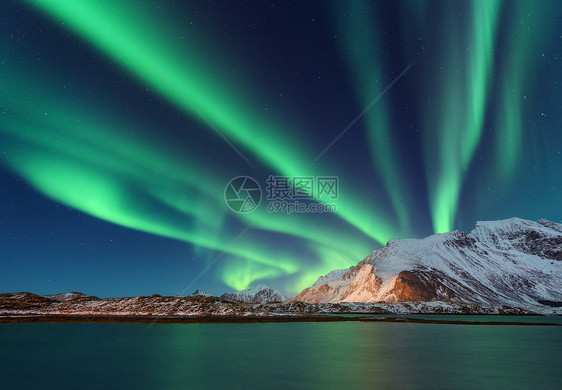 挪威洛福腾群岛雪山上方的北极光冬天的北极光夜间景观与极地灯光,雪岩,倒影大海星空极光图片