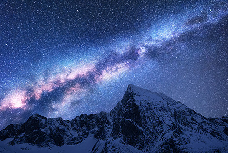 雪山上方的银河美妙的景色与雪覆盖的岩石星空尼泊尔夜间山脉天空中喜马拉雅山的星星明亮的银河景观星系图片