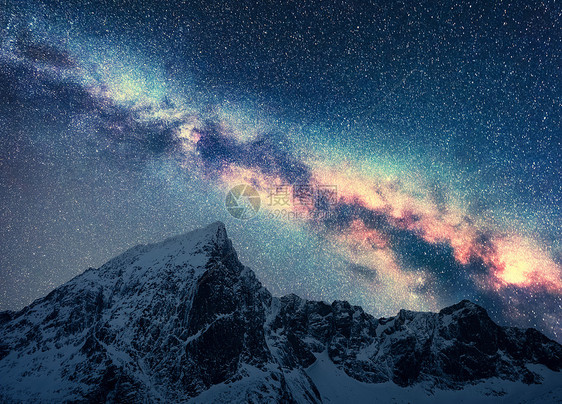 银河雪山美丽的场景,雪覆盖岩石星空尼泊尔的夜晚山脉天空中喜马拉雅山的星星明亮的银河景观星系图片