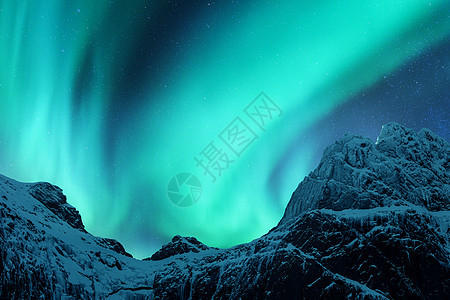挪威洛福滕群岛雪盖山峰上方的北极光冬天的北极光夜间景观与极地灯光,雪岩星空极光自然背景北极光雪覆盖的山峰图片