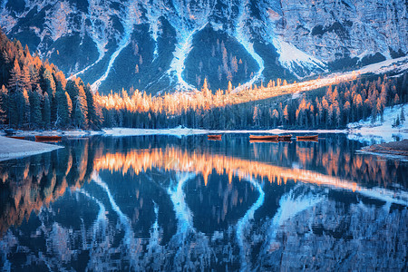 布莱斯湖,秋天的白云岩日出时水丽的倒影风景森林,山,湖上的船,水,树木五颜六色的叶子意大利阿尔卑斯山自然图片