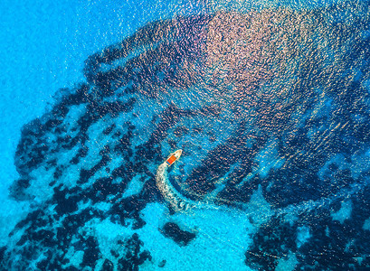 透明蓝色水中漂浮快艇的鸟瞰图摩托艇海上巴利阿里群岛日落夏天景观无人机的顶部视图海景与游艇海湾运动图片